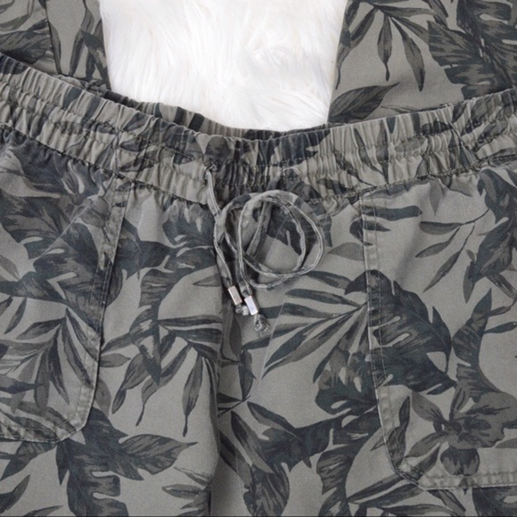 Old Navy Soft Tencel Olive Leaf Print Loose Fit Pull On Joggers, Medium - Picture 2 of 11
